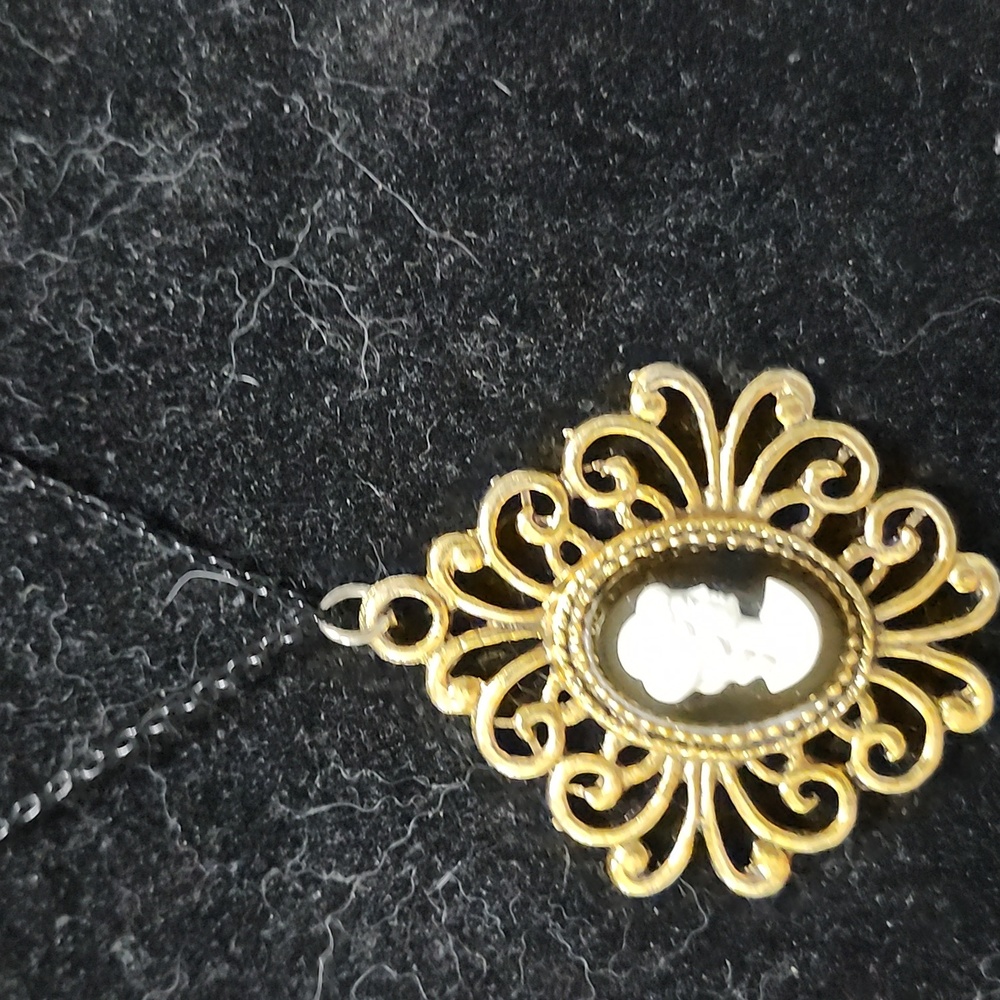 Hand Crafted Royal Reminiscene Necklace - Picture 4 of 4
